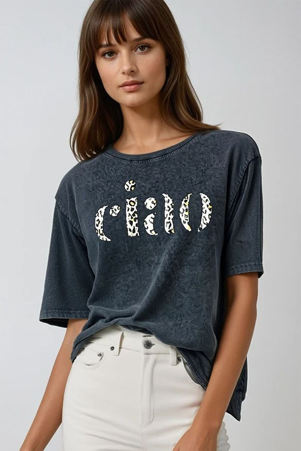 Q2 T-shirt noir décontracté délavé avec Ciao en imprimé léopard