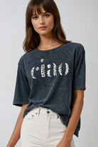 Q2 T-shirt noir décontracté délavé avec Ciao en imprimé léopard