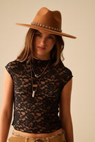 Q2 T-shirt romantique en dentelle avec manches capuchon en noir