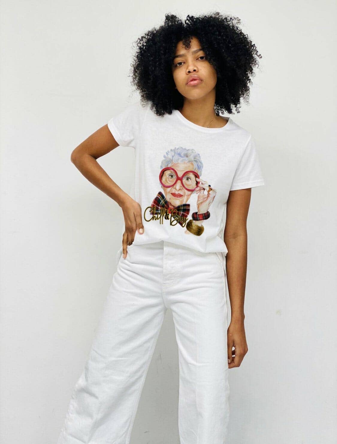 T-shirt femme en coton à col rond avec ourlet asymétrique et imprimé graphique. Confortable et tendance, parfait au quotidien.