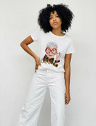 T-shirt femme en coton à col rond avec ourlet asymétrique et imprimé graphique. Confortable et tendance, parfait au quotidien.