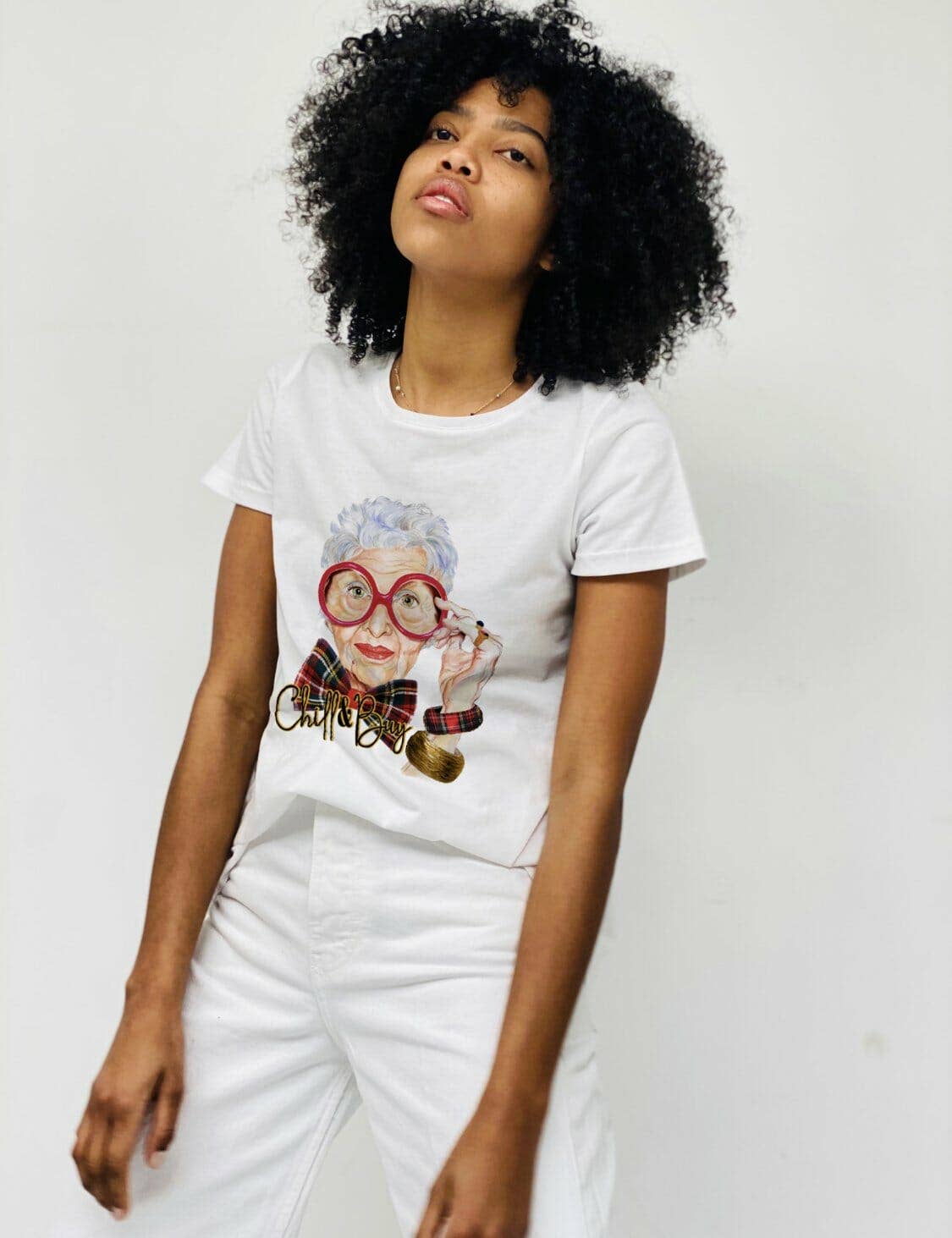 T-shirt femme en coton à col rond avec ourlet asymétrique et imprimé graphique. Confortable et tendance, parfait au quotidien.