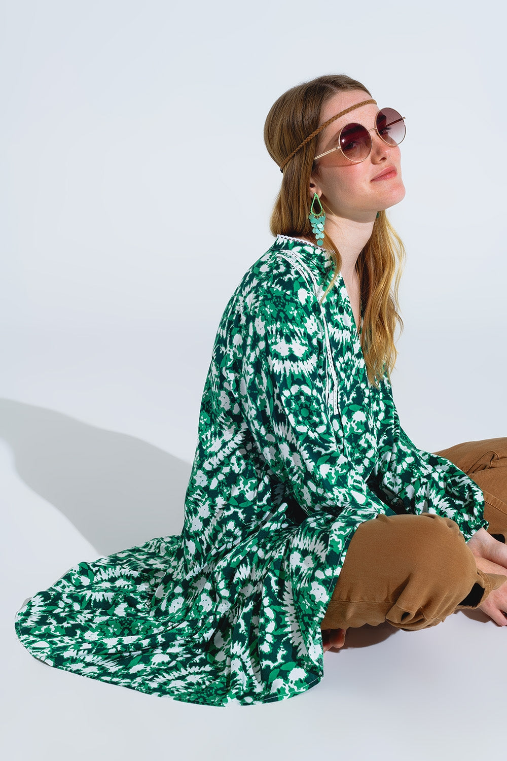 Q2 Robe courte à manches longues et bordures en dentelle