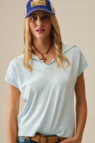 Q2 Top à manches courtes de type polo en maille fine bleu ciel