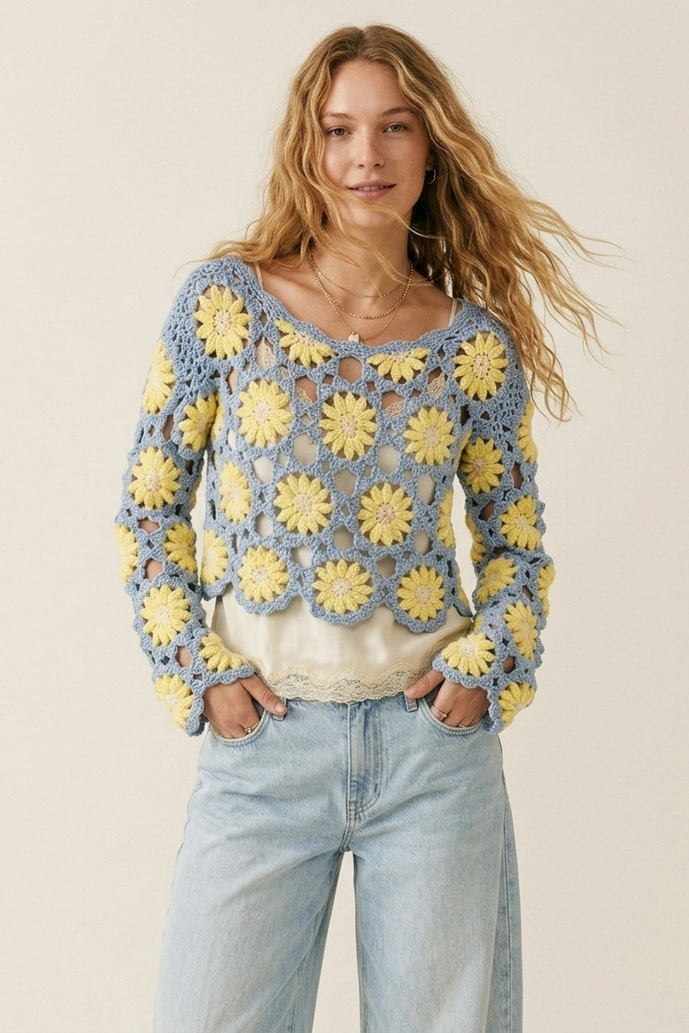 Q2 Top à manches longues bleu et jaune avec marguerite en crochet