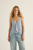 Q2 Top à ourlet asymétrique en mousseline bleu clair avec ornement de perles