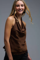 Q2 Top dos nu en satin marron avec encolure drapée