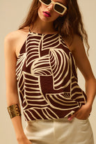 Q2 Top dos nu marron avec impression de feuilles blanches