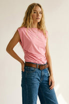 Q2 Top drapé sans manches asymétrique rose pour femmes