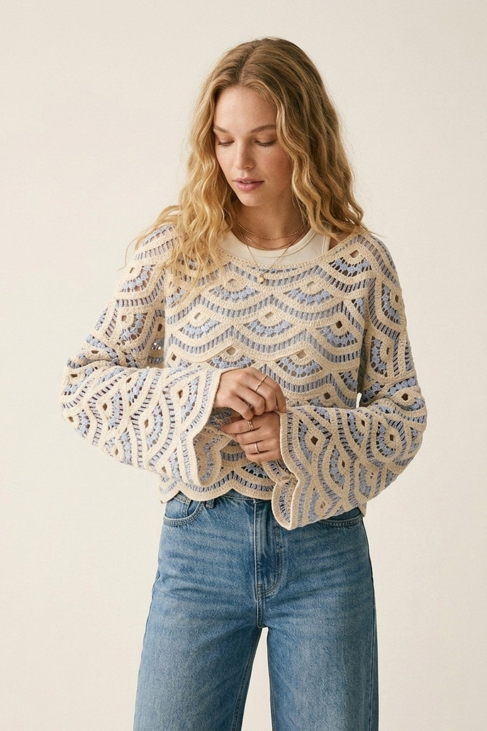 Q2 Top en crochet bleu clair avec manches larges et bordures festonnées
