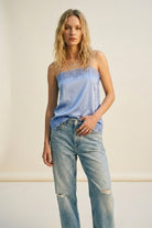Q2 top en satin bleu clair avec bordure en dentelle