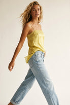 Q2 Top en satin jaune avec détails en dentelle