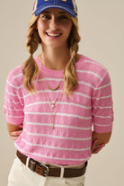 Q2 Top rose en tricot ajouré avec manches courtes et rayures blanches