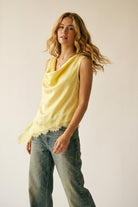 Q2 Top sans manches en satin jaune avec bordure en dentelle