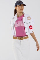 Q2 Veste courte avec poches sur la poitrine et détails floraux en rose