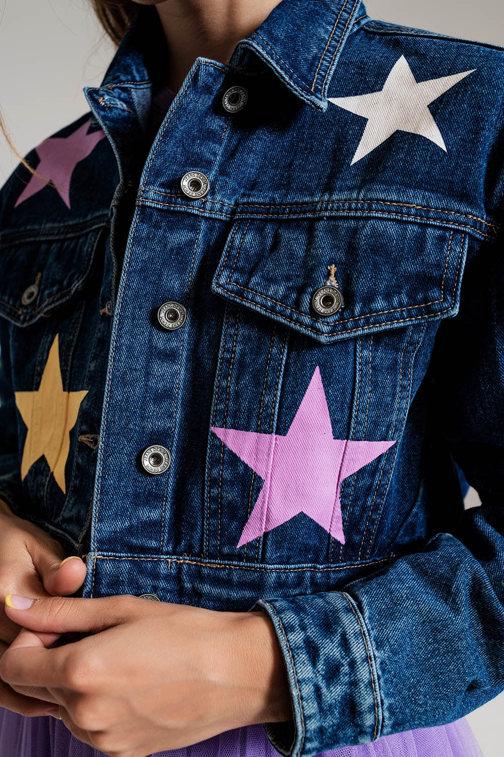 Veste en denim avec imprimé d'étoiles multicolores 