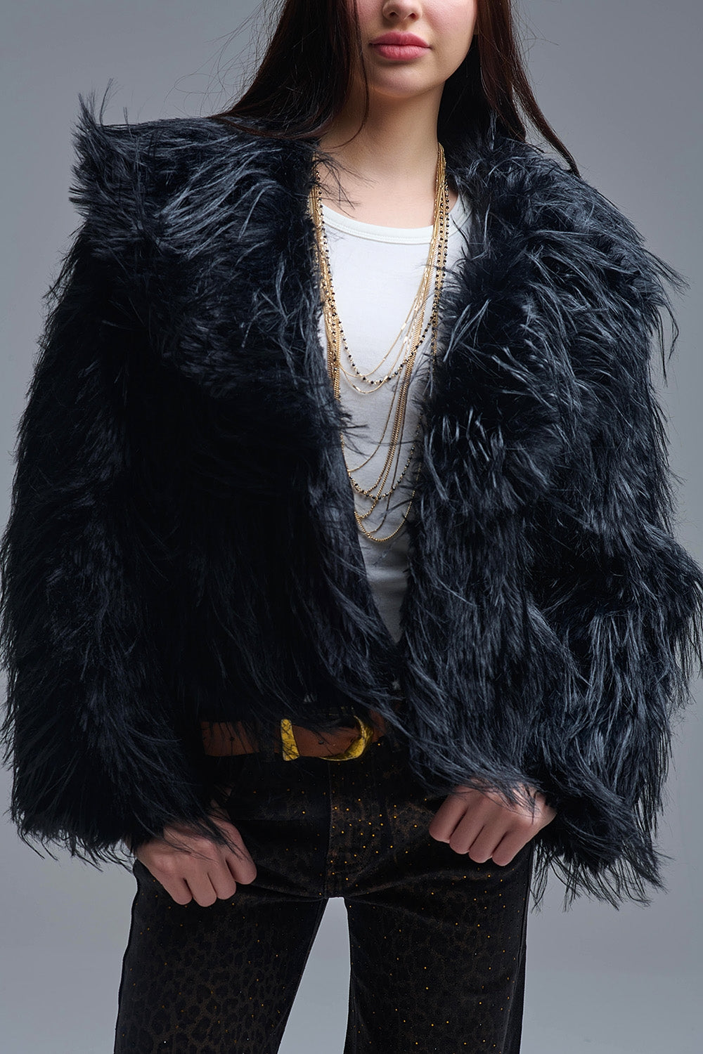 Q2 Veste noire en fausse fourrure avec grand col